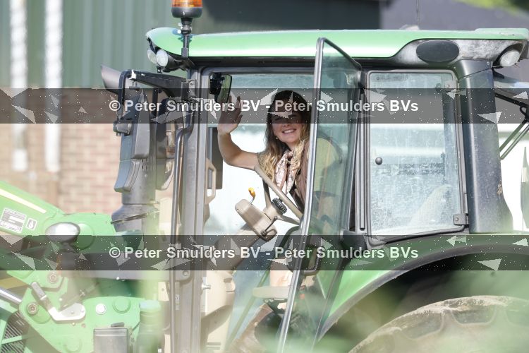 Flanssum 1 augustus 2026
De meilandjes hebben opnames op een boerderij voor een nieuwe serie op Videoland . Maxime Meiland Montana Meiland Erica Meiland en Martien Meiland werken op de boerderij .