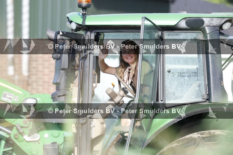 Flanssum 1 augustus 2026
De meilandjes hebben opnames op een boerderij voor een nieuwe serie op Videoland . Maxime Meiland Montana Meiland Erica Meiland en Martien Meiland werken op de boerderij .