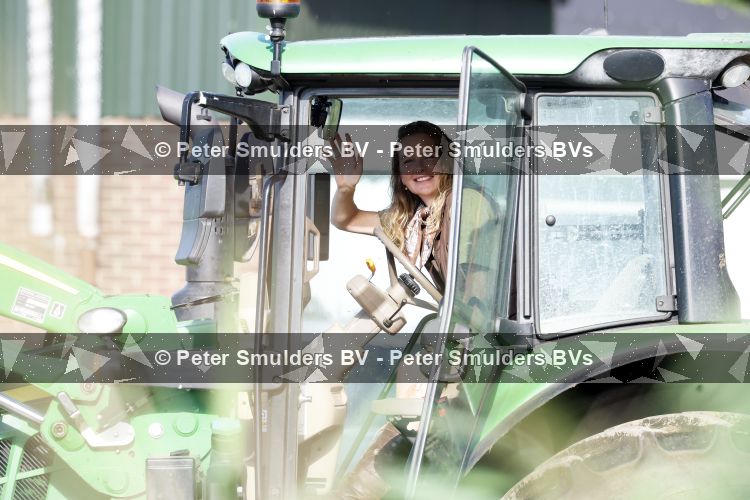 Flanssum 1 augustus 2026
De meilandjes hebben opnames op een boerderij voor een nieuwe serie op Videoland . Maxime Meiland Montana Meiland Erica Meiland en Martien Meiland werken op de boerderij .