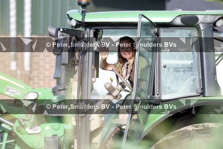 Flanssum 1 augustus 2026
De meilandjes hebben opnames op een boerderij voor een nieuwe serie op Videoland . Maxime Meiland Montana Meiland Erica Meiland en Martien Meiland werken op de boerderij .