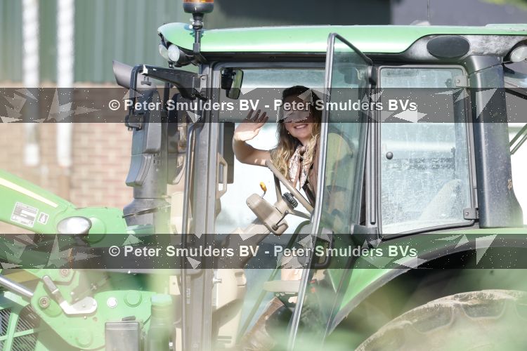 Flanssum 1 augustus 2026
De meilandjes hebben opnames op een boerderij voor een nieuwe serie op Videoland . Maxime Meiland Montana Meiland Erica Meiland en Martien Meiland werken op de boerderij .