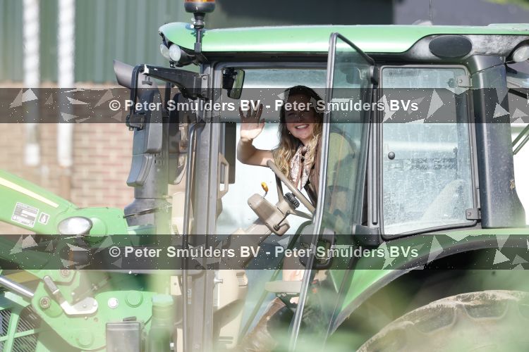 Flanssum 1 augustus 2026
De meilandjes hebben opnames op een boerderij voor een nieuwe serie op Videoland . Maxime Meiland Montana Meiland Erica Meiland en Martien Meiland werken op de boerderij .