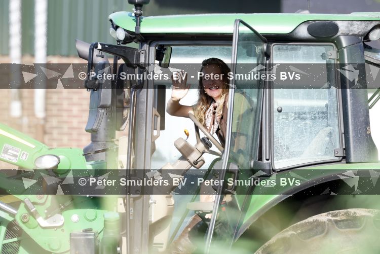 Flanssum 1 augustus 2026
De meilandjes hebben opnames op een boerderij voor een nieuwe serie op Videoland . Maxime Meiland Montana Meiland Erica Meiland en Martien Meiland werken op de boerderij .