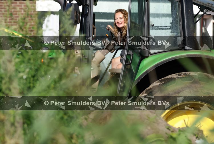 Flanssum 1 augustus 2026
De meilandjes hebben opnames op een boerderij voor een nieuwe serie op Videoland . Maxime Meiland Montana Meiland Erica Meiland en Martien Meiland werken op de boerderij .