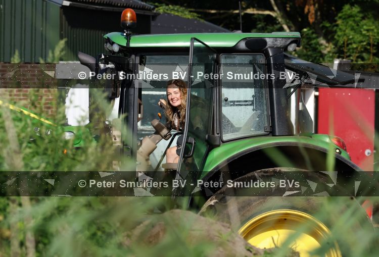 Flanssum 1 augustus 2026
De meilandjes hebben opnames op een boerderij voor een nieuwe serie op Videoland . Maxime Meiland Montana Meiland Erica Meiland en Martien Meiland werken op de boerderij .