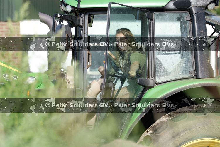 Flanssum 1 augustus 2026
De meilandjes hebben opnames op een boerderij voor een nieuwe serie op Videoland . Maxime Meiland Montana Meiland Erica Meiland en Martien Meiland werken op de boerderij .