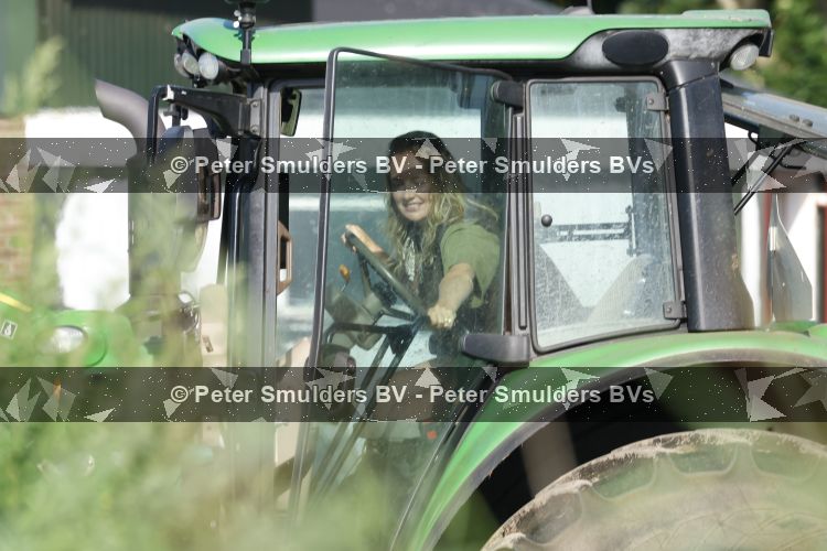 Flanssum 1 augustus 2026
De meilandjes hebben opnames op een boerderij voor een nieuwe serie op Videoland . Maxime Meiland Montana Meiland Erica Meiland en Martien Meiland werken op de boerderij .