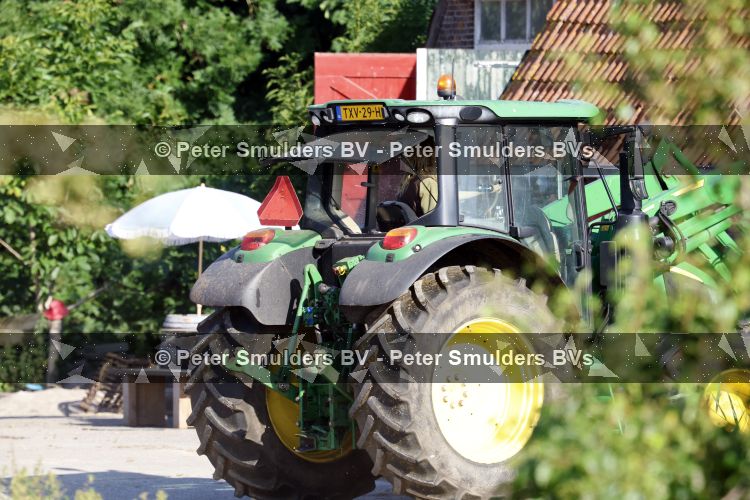 Flanssum 1 augustus 2026
De meilandjes hebben opnames op een boerderij voor een nieuwe serie op Videoland . Maxime Meiland Montana Meiland Erica Meiland en Martien Meiland werken op de boerderij .
