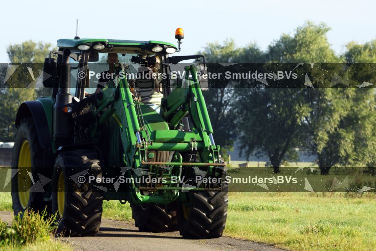 Flanssum 1 augustus 2026
De meilandjes hebben opnames op een boerderij voor een nieuwe serie op Videoland . Maxime Meiland Montana Meiland Erica Meiland en Martien Meiland werken op de boerderij .