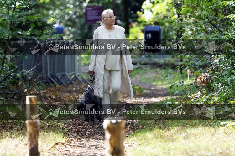 Blaricum 29 augustus 2026
Monique v d Ven laat haar hond uit in Blaricum 
