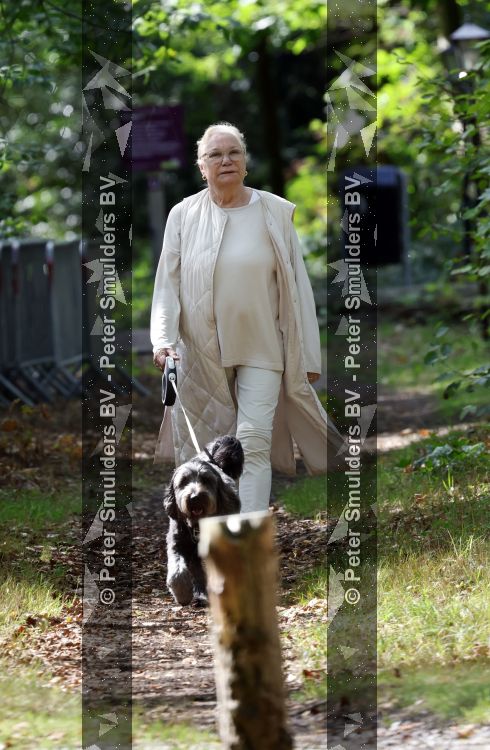 Blaricum 29 augustus 2026
Monique v d Ven laat haar hond uit in Blaricum 