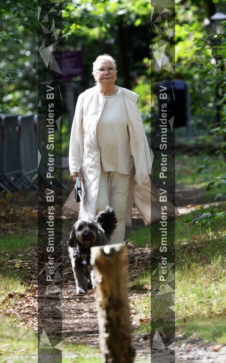 Blaricum 29 augustus 2026
Monique v d Ven laat haar hond uit in Blaricum 
