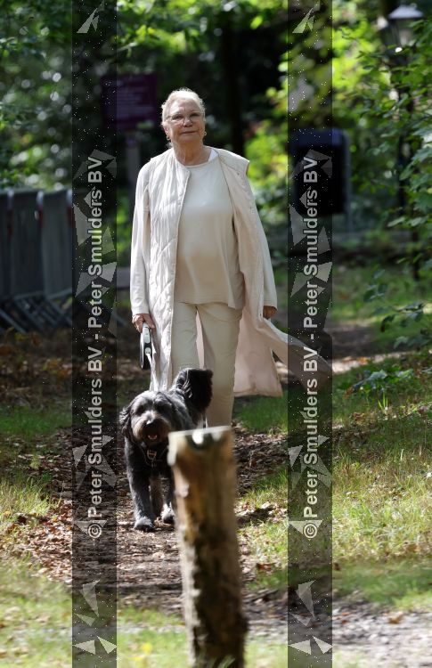 Blaricum 29 augustus 2026
Monique v d Ven laat haar hond uit in Blaricum 