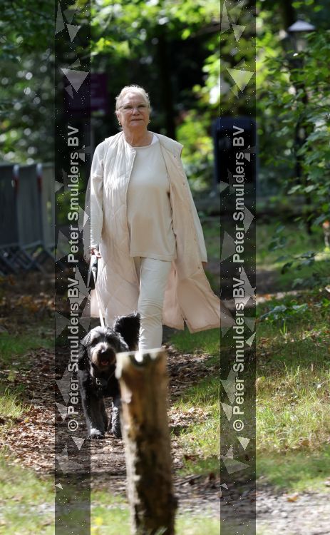 Blaricum 29 augustus 2026
Monique v d Ven laat haar hond uit in Blaricum 
