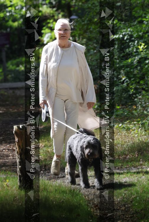 Blaricum 29 augustus 2026
Monique v d Ven laat haar hond uit in Blaricum 