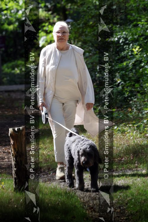 Blaricum 29 augustus 2026
Monique v d Ven laat haar hond uit in Blaricum 