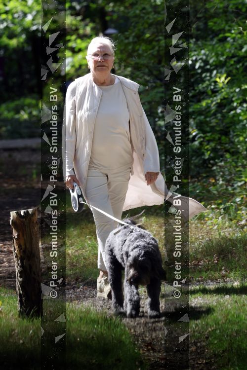 Blaricum 29 augustus 2026
Monique v d Ven laat haar hond uit in Blaricum 
