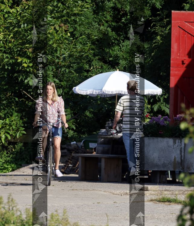 Flanssum 1 augustus 2026
De meilandjes hebben opnames op een boerderij voor een nieuwe serie op Videoland . Maxime Meiland Montana Meiland Erica Meiland en Martien Meiland werken op de boerderij .