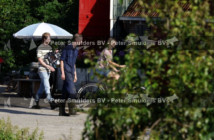Flanssum 1 augustus 2026
De meilandjes hebben opnames op een boerderij voor een nieuwe serie op Videoland . Maxime Meiland Montana Meiland Erica Meiland en Martien Meiland werken op de boerderij .