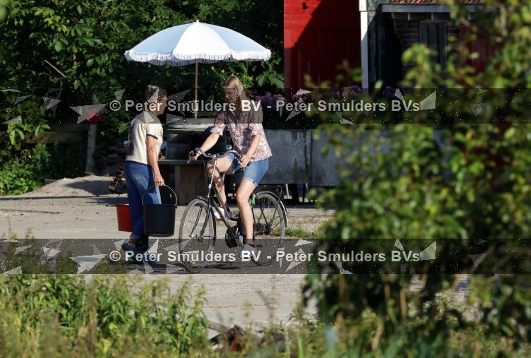 Flanssum 1 augustus 2026
De meilandjes hebben opnames op een boerderij voor een nieuwe serie op Videoland . Maxime Meiland Montana Meiland Erica Meiland en Martien Meiland werken op de boerderij .