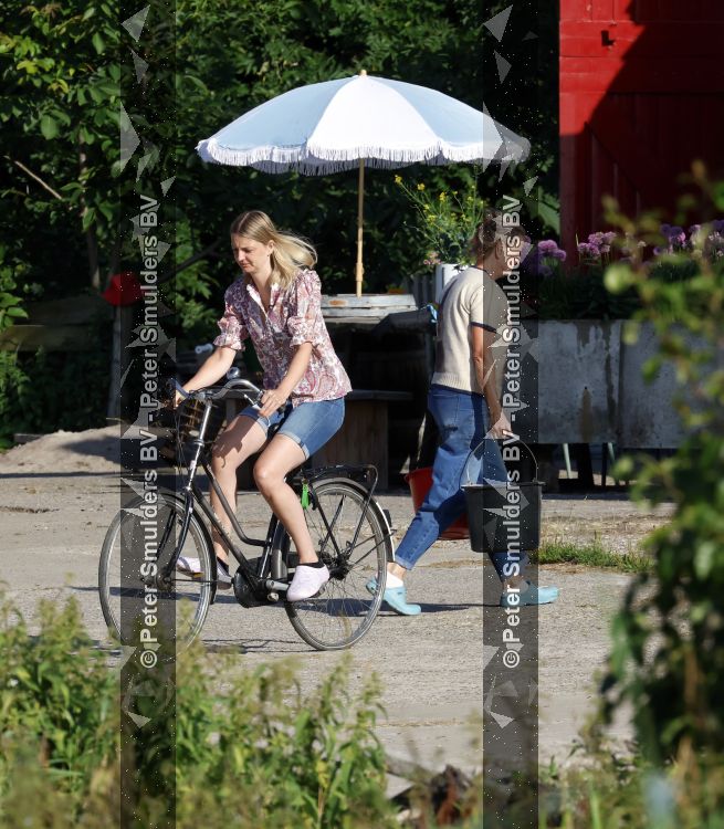 Flanssum 1 augustus 2026
De meilandjes hebben opnames op een boerderij voor een nieuwe serie op Videoland . Maxime Meiland Montana Meiland Erica Meiland en Martien Meiland werken op de boerderij .