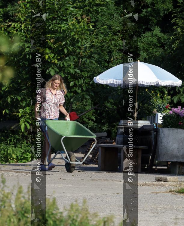 Flanssum 1 augustus 2026
De meilandjes hebben opnames op een boerderij voor een nieuwe serie op Videoland . Maxime Meiland Montana Meiland Erica Meiland en Martien Meiland werken op de boerderij .