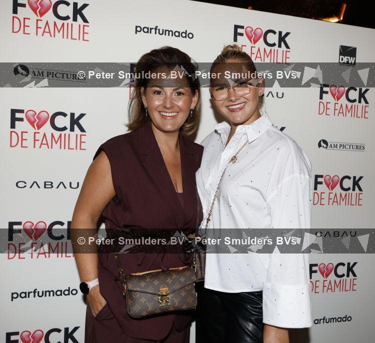 Amsterdam 31 augustus 2026
Premiere Fuck de familie in restaurantb Rotate . Natascha Froger kwam met dochter Charlie