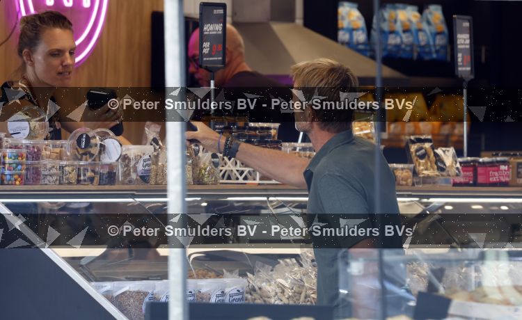 Amsterdam 8 augustus 2026
Prins Maurits en Prinses Marilene doen boodschappen  in Amsterdam zuid