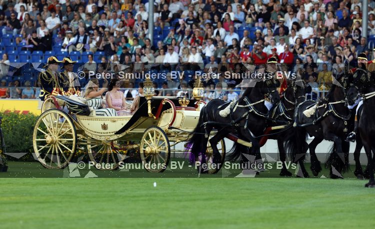 Aken 11 augustus 2026
Prinses Amalia op bezoek bij het wereldkampioenschap Paarden in Aken . ook de deense Koningin Mary van Denemarken was aanwezig alsmede Prinses Benedikte van Denemarken , Infante Elena van Spanje en Zara Tindall . Prinses Amalia werd rond gereden in haar favoriete koets  Creme Caleche. Ze heeft in een interview ooit gezegd dat ze in deze koets wil trouwen 