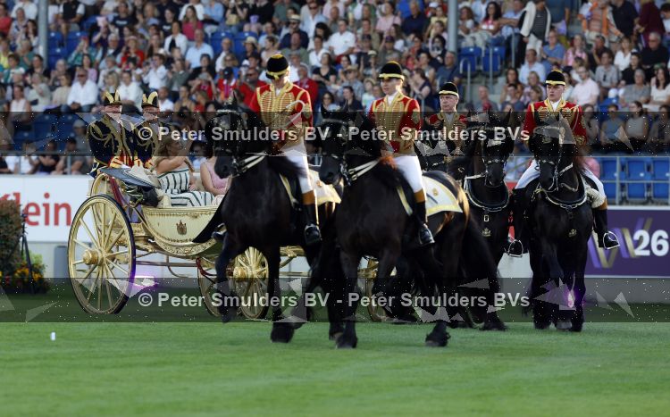 Aken 11 augustus 2026
Prinses Amalia op bezoek bij het wereldkampioenschap Paarden in Aken . ook de deense Koningin Mary van Denemarken was aanwezig alsmede Prinses Benedikte van Denemarken , Infante Elena van Spanje en Zara Tindall . Prinses Amalia werd rond gereden in haar favoriete koets  Creme Caleche. Ze heeft in een interview ooit gezegd dat ze in deze koets wil trouwen 