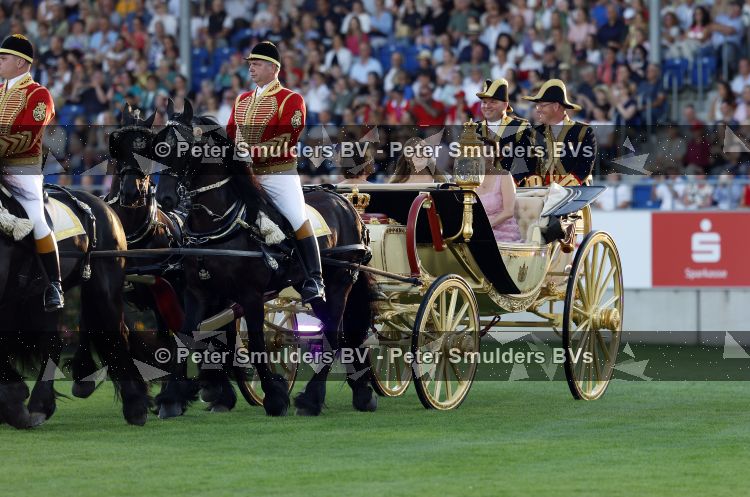 Aken 11 augustus 2026
Prinses Amalia op bezoek bij het wereldkampioenschap Paarden in Aken . ook de deense Koningin Mary van Denemarken was aanwezig alsmede Prinses Benedikte van Denemarken , Infante Elena van Spanje en Zara Tindall . Prinses Amalia werd rond gereden in haar favoriete koets  Creme Caleche. Ze heeft in een interview ooit gezegd dat ze in deze koets wil trouwen 