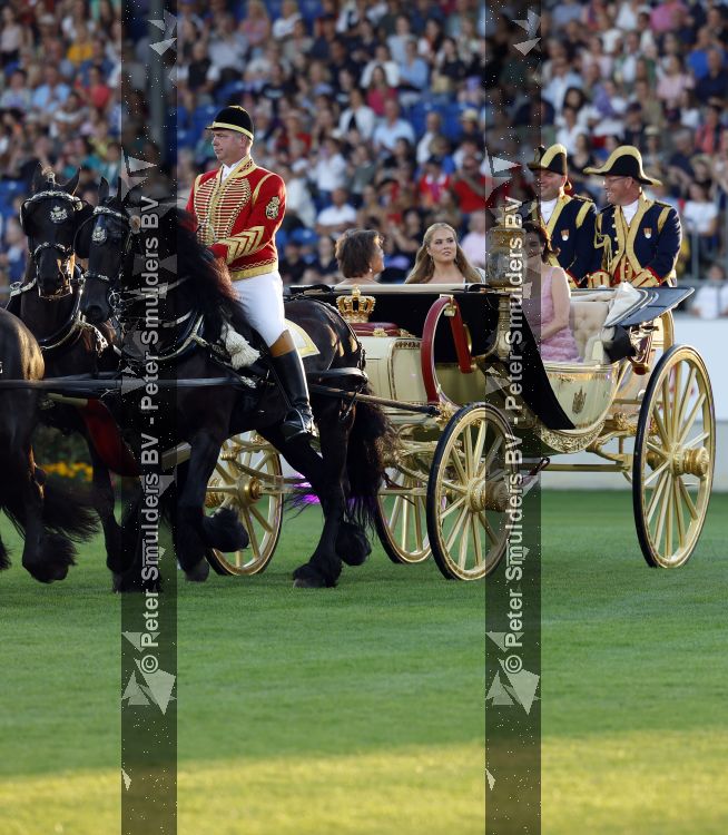 Aken 11 augustus 2026
Prinses Amalia op bezoek bij het wereldkampioenschap Paarden in Aken . ook de deense Koningin Mary van Denemarken was aanwezig alsmede Prinses Benedikte van Denemarken , Infante Elena van Spanje en Zara Tindall . Prinses Amalia werd rond gereden in haar favoriete koets  Creme Caleche. Ze heeft in een interview ooit gezegd dat ze in deze koets wil trouwen 