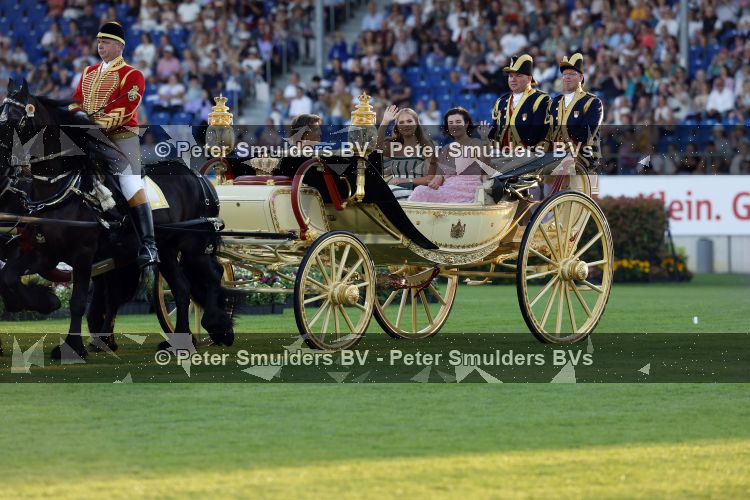 Aken 11 augustus 2026
Prinses Amalia op bezoek bij het wereldkampioenschap Paarden in Aken . ook de deense Koningin Mary van Denemarken was aanwezig alsmede Prinses Benedikte van Denemarken , Infante Elena van Spanje en Zara Tindall . Prinses Amalia werd rond gereden in haar favoriete koets  Creme Caleche. Ze heeft in een interview ooit gezegd dat ze in deze koets wil trouwen 