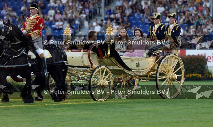Aken 11 augustus 2026
Prinses Amalia op bezoek bij het wereldkampioenschap Paarden in Aken . ook de deense Koningin Mary van Denemarken was aanwezig alsmede Prinses Benedikte van Denemarken , Infante Elena van Spanje en Zara Tindall . Prinses Amalia werd rond gereden in haar favoriete koets  Creme Caleche. Ze heeft in een interview ooit gezegd dat ze in deze koets wil trouwen 