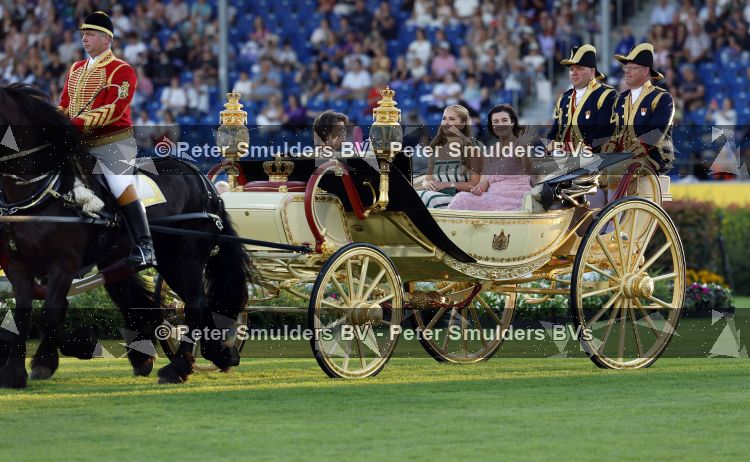 Aken 11 augustus 2026
Prinses Amalia op bezoek bij het wereldkampioenschap Paarden in Aken . ook de deense Koningin Mary van Denemarken was aanwezig alsmede Prinses Benedikte van Denemarken , Infante Elena van Spanje en Zara Tindall . Prinses Amalia werd rond gereden in haar favoriete koets  Creme Caleche. Ze heeft in een interview ooit gezegd dat ze in deze koets wil trouwen 