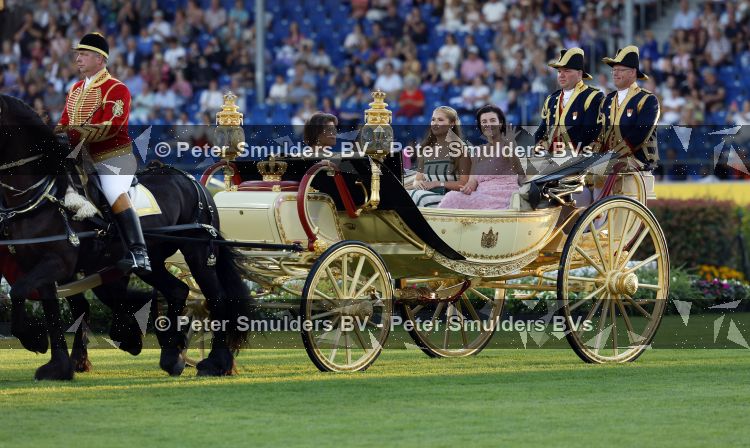 Aken 11 augustus 2026
Prinses Amalia op bezoek bij het wereldkampioenschap Paarden in Aken . ook de deense Koningin Mary van Denemarken was aanwezig alsmede Prinses Benedikte van Denemarken , Infante Elena van Spanje en Zara Tindall . Prinses Amalia werd rond gereden in haar favoriete koets  Creme Caleche. Ze heeft in een interview ooit gezegd dat ze in deze koets wil trouwen 