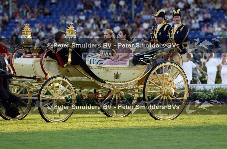 Aken 11 augustus 2026
Prinses Amalia op bezoek bij het wereldkampioenschap Paarden in Aken . ook de deense Koningin Mary van Denemarken was aanwezig alsmede Prinses Benedikte van Denemarken , Infante Elena van Spanje en Zara Tindall . Prinses Amalia werd rond gereden in haar favoriete koets  Creme Caleche. Ze heeft in een interview ooit gezegd dat ze in deze koets wil trouwen 