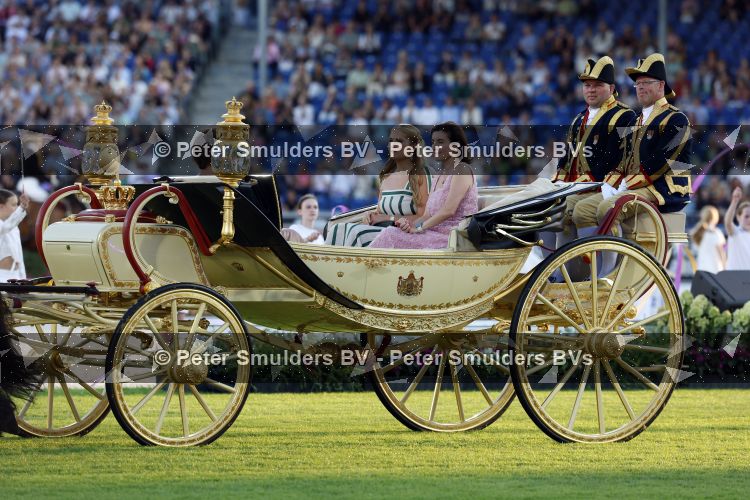 Aken 11 augustus 2026
Prinses Amalia op bezoek bij het wereldkampioenschap Paarden in Aken . ook de deense Koningin Mary van Denemarken was aanwezig alsmede Prinses Benedikte van Denemarken , Infante Elena van Spanje en Zara Tindall . Prinses Amalia werd rond gereden in haar favoriete koets  Creme Caleche. Ze heeft in een interview ooit gezegd dat ze in deze koets wil trouwen 