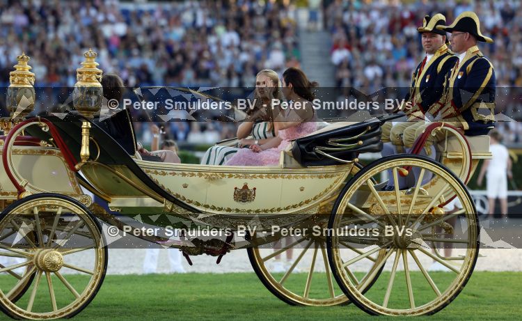 Aken 11 augustus 2026
Prinses Amalia op bezoek bij het wereldkampioenschap Paarden in Aken . ook de deense Koningin Mary van Denemarken was aanwezig alsmede Prinses Benedikte van Denemarken , Infante Elena van Spanje en Zara Tindall . Prinses Amalia werd rond gereden in haar favoriete koets  Creme Caleche. Ze heeft in een interview ooit gezegd dat ze in deze koets wil trouwen 