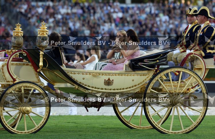 Aken 11 augustus 2026
Prinses Amalia op bezoek bij het wereldkampioenschap Paarden in Aken . ook de deense Koningin Mary van Denemarken was aanwezig alsmede Prinses Benedikte van Denemarken , Infante Elena van Spanje en Zara Tindall . Prinses Amalia werd rond gereden in haar favoriete koets  Creme Caleche. Ze heeft in een interview ooit gezegd dat ze in deze koets wil trouwen 
