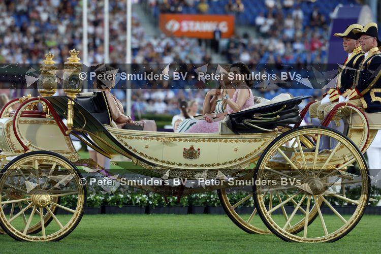 Aken 11 augustus 2026
Prinses Amalia op bezoek bij het wereldkampioenschap Paarden in Aken . ook de deense Koningin Mary van Denemarken was aanwezig alsmede Prinses Benedikte van Denemarken , Infante Elena van Spanje en Zara Tindall . Prinses Amalia werd rond gereden in haar favoriete koets  Creme Caleche. Ze heeft in een interview ooit gezegd dat ze in deze koets wil trouwen 