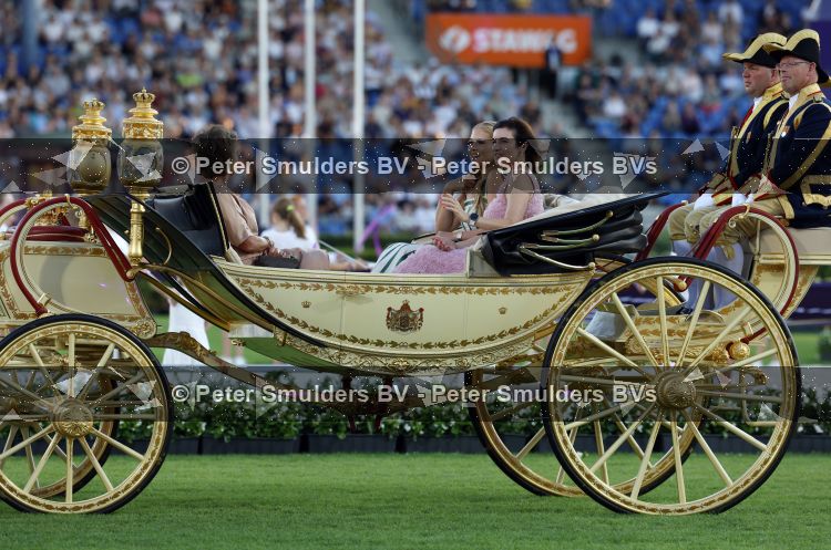 Aken 11 augustus 2026
Prinses Amalia op bezoek bij het wereldkampioenschap Paarden in Aken . ook de deense Koningin Mary van Denemarken was aanwezig alsmede Prinses Benedikte van Denemarken , Infante Elena van Spanje en Zara Tindall . Prinses Amalia werd rond gereden in haar favoriete koets  Creme Caleche. Ze heeft in een interview ooit gezegd dat ze in deze koets wil trouwen 
