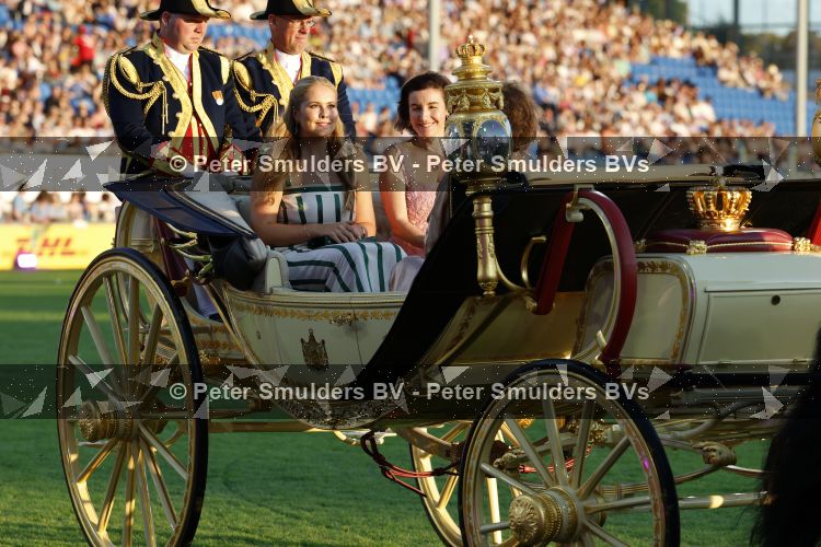 Aken 11 augustus 2026
Prinses Amalia op bezoek bij het wereldkampioenschap Paarden in Aken . ook de deense Koningin Mary van Denemarken was aanwezig alsmede Prinses Benedikte van Denemarken , Infante Elena van Spanje en Zara Tindall . Prinses Amalia werd rond gereden in haar favoriete koets  Creme Caleche. Ze heeft in een interview ooit gezegd dat ze in deze koets wil trouwen 
