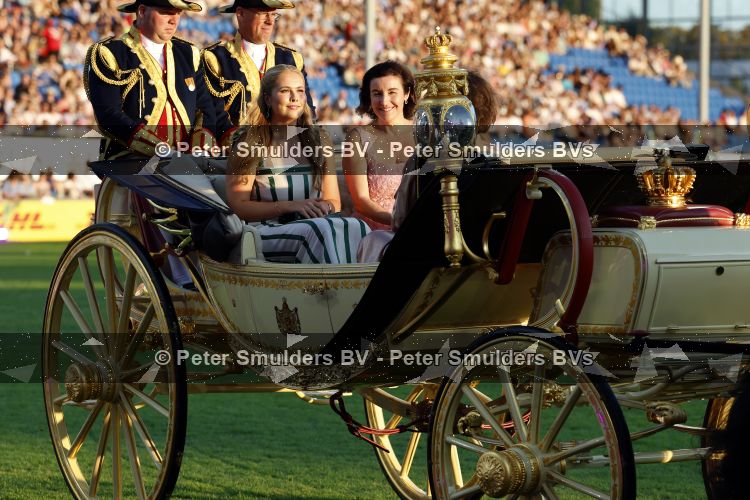 Aken 11 augustus 2026
Prinses Amalia op bezoek bij het wereldkampioenschap Paarden in Aken . ook de deense Koningin Mary van Denemarken was aanwezig alsmede Prinses Benedikte van Denemarken , Infante Elena van Spanje en Zara Tindall . Prinses Amalia werd rond gereden in haar favoriete koets  Creme Caleche. Ze heeft in een interview ooit gezegd dat ze in deze koets wil trouwen 