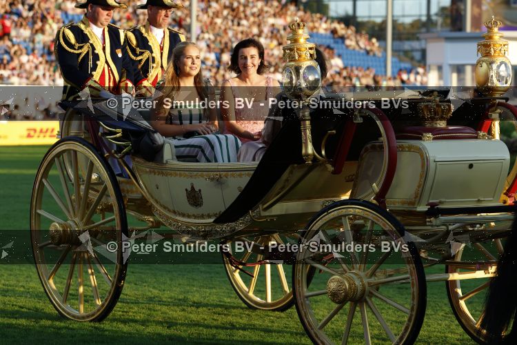 Aken 11 augustus 2026
Prinses Amalia op bezoek bij het wereldkampioenschap Paarden in Aken . ook de deense Koningin Mary van Denemarken was aanwezig alsmede Prinses Benedikte van Denemarken , Infante Elena van Spanje en Zara Tindall . Prinses Amalia werd rond gereden in haar favoriete koets  Creme Caleche. Ze heeft in een interview ooit gezegd dat ze in deze koets wil trouwen 