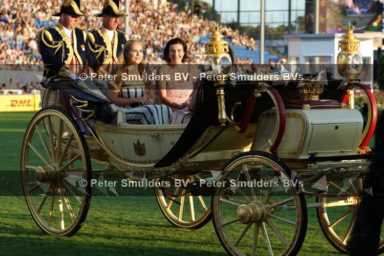Aken 11 augustus 2026
Prinses Amalia op bezoek bij het wereldkampioenschap Paarden in Aken . ook de deense Koningin Mary van Denemarken was aanwezig alsmede Prinses Benedikte van Denemarken , Infante Elena van Spanje en Zara Tindall . Prinses Amalia werd rond gereden in haar favoriete koets  Creme Caleche. Ze heeft in een interview ooit gezegd dat ze in deze koets wil trouwen 