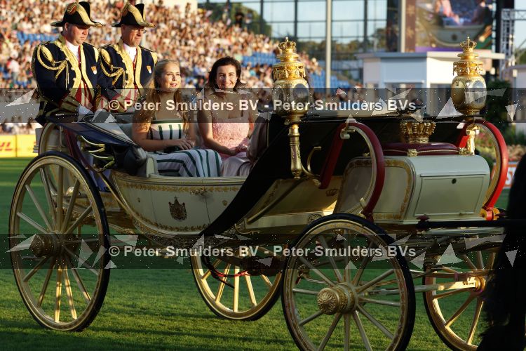 Aken 11 augustus 2026
Prinses Amalia op bezoek bij het wereldkampioenschap Paarden in Aken . ook de deense Koningin Mary van Denemarken was aanwezig alsmede Prinses Benedikte van Denemarken , Infante Elena van Spanje en Zara Tindall . Prinses Amalia werd rond gereden in haar favoriete koets  Creme Caleche. Ze heeft in een interview ooit gezegd dat ze in deze koets wil trouwen 