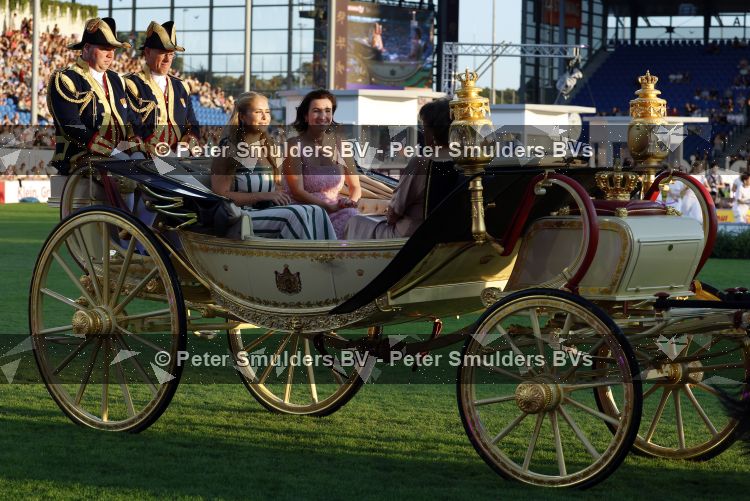 Aken 11 augustus 2026
Prinses Amalia op bezoek bij het wereldkampioenschap Paarden in Aken . ook de deense Koningin Mary van Denemarken was aanwezig alsmede Prinses Benedikte van Denemarken , Infante Elena van Spanje en Zara Tindall . Prinses Amalia werd rond gereden in haar favoriete koets  Creme Caleche. Ze heeft in een interview ooit gezegd dat ze in deze koets wil trouwen 