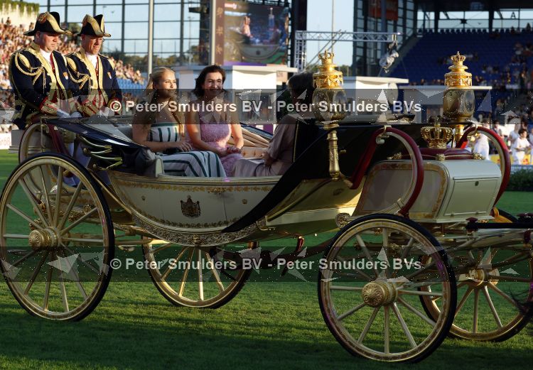 Aken 11 augustus 2026
Prinses Amalia op bezoek bij het wereldkampioenschap Paarden in Aken . ook de deense Koningin Mary van Denemarken was aanwezig alsmede Prinses Benedikte van Denemarken , Infante Elena van Spanje en Zara Tindall . Prinses Amalia werd rond gereden in haar favoriete koets  Creme Caleche. Ze heeft in een interview ooit gezegd dat ze in deze koets wil trouwen 