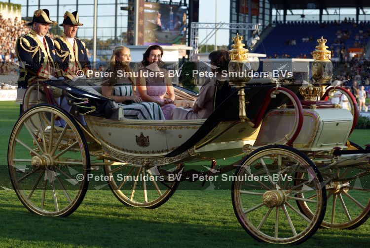 Aken 11 augustus 2026
Prinses Amalia op bezoek bij het wereldkampioenschap Paarden in Aken . ook de deense Koningin Mary van Denemarken was aanwezig alsmede Prinses Benedikte van Denemarken , Infante Elena van Spanje en Zara Tindall . Prinses Amalia werd rond gereden in haar favoriete koets  Creme Caleche. Ze heeft in een interview ooit gezegd dat ze in deze koets wil trouwen 